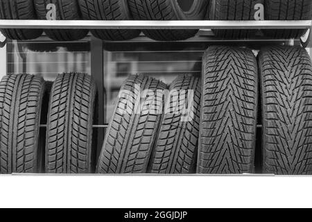 Gli pneumatici per auto per il veicolo vengono immagazzinati per la vendita presso la stazione di servizio. Foto Stock