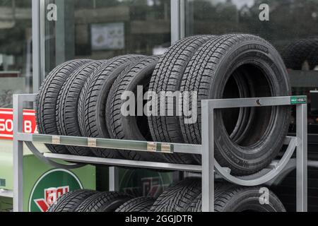 Bielorussia, regione di Gomel - 21 agosto 2020: Pneumatici per auto per il veicolo sono immagazzinati per la vendita presso la stazione di servizio. Foto Stock