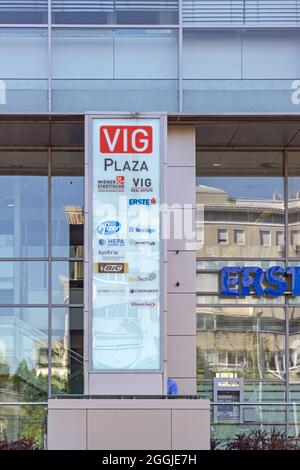 Belgrado, Serbia - 10 agosto 2021: Vig Plaza Sign Business Office Building a New Belgrado. Foto Stock