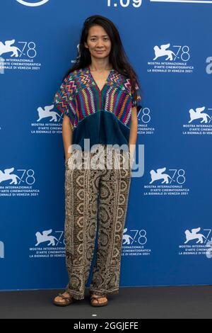 Chloé Zhao si presenta alla giuria della fotocall del 78° Festival del Cinema di Venezia al Palazzo del Casino sul Lido di Venezia, il 01 settembre 2021. Foto Stock