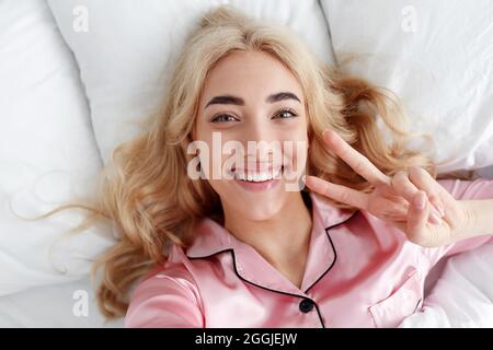 Felice, rilassato dopo il sonno notturno. Sogni dolci, Buongiorno, nuovo giorno, fine settimana, vacanza Foto Stock