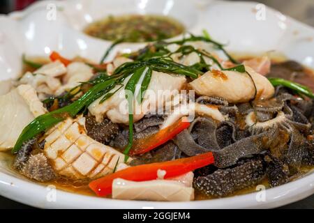 Un delizioso piatto cinese, trippa bollita e controfiletto con film e manzo Foto Stock