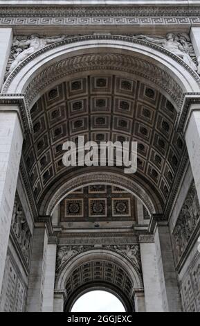 Dettaglio che mostra il soffitto a volta e decorazione ornata dell'Arco di Trionfo. Il punto di riferimento neoclassico si trova in Place Charles de Gaulle di Parigi. Foto Stock