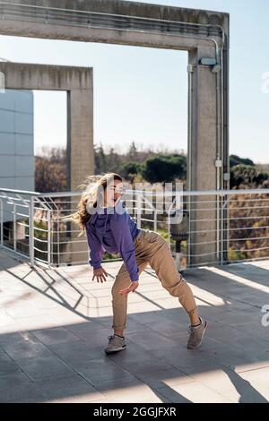 Foto di scorta di ragazza fredda che fa le mosse di ballo e che si diverte. Foto Stock