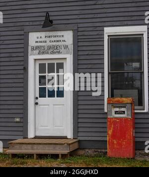 Burke's Garden, Virginia, Stati Uniti d'America - 7 agosto 2021: Ufficio postale in questa comunità rurale con la vecchia pompa del gas seduta davanti. Foto Stock