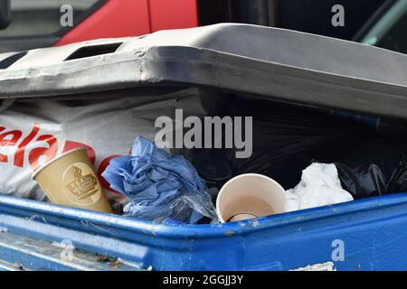 Il coperchio non si chiude se il contenitore per rifiuti è aperto in modo da essere pieno di rifiuti Foto Stock