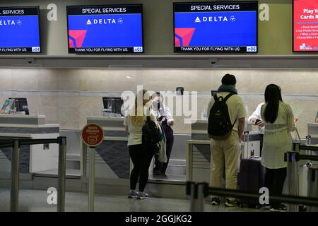 Las Vegas, Nevada, USA. 1 settembre 2021. Vista del check-in di Delta Airlines presso l'aeroporto internazionale Harry Reid di Las Vegas, Nevada, mentre Delta cerca di raddoppiare il noleggio di assistenti di volo a causa di un aumento delle richieste di viaggio . Settembre 01, 2021. Credit: Dee CEE carter/Media Punch/Alamy Live News Foto Stock