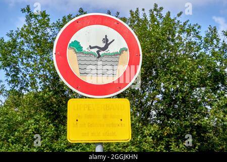 Segnale di avvertimento. L'accesso alla struttura è pericoloso e non consentito. Lippeverband, Hamm, Renania settentrionale-Vestfalia, Germania Foto Stock