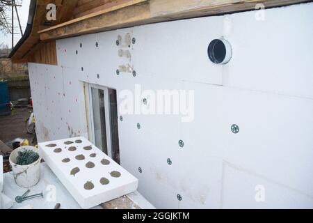 fogli di polistirolo espanso o di polistirolo in corrispondenza di scarico  dei rifiuti di costruzione Foto stock - Alamy