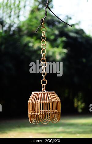 lampada a sospensione in rattan con fondo per esterni, soft focus selettivo Foto Stock