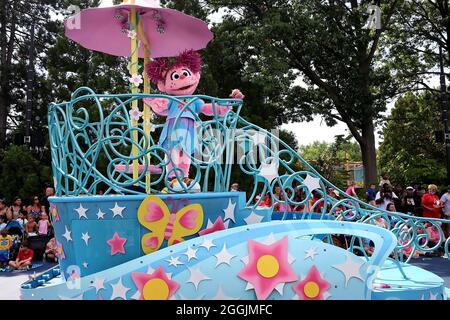 Luminosa giornata estiva nel parco a tema Sesame Place con artisti in costume che intrattengono il pubblico Foto Stock