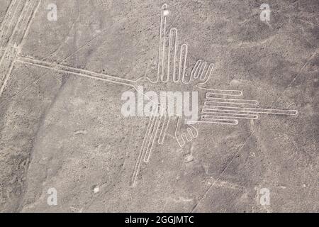 Vista aerea del geoglyphs vicino a Nazca famoso - Linee di Nazca, Perù. Nel centro, Hummingbird figura è presente Foto Stock