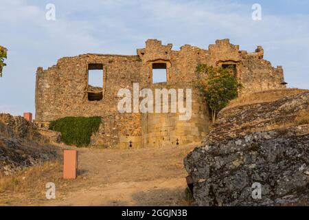 Il Palazzo in rovina di Christopher Moura (Cristovao de Moura) nel villaggio storico di Castelo Rodrigo, Portogallo Foto Stock