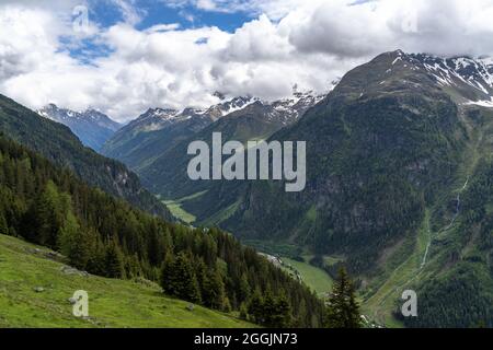 Europa, Austria, Tirolo, Alpi Ötztal, Pitztal, St. Leonhard im Pitztal, vista dal rifugio Ludwigsburg sulla catena montuosa Kaunergrat Foto Stock