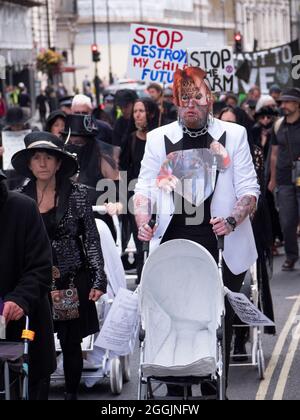 Estinzione attivisti della ribellione Londra 31 agosto 2021. I manifestanti d'azione della ribellione PRAM nel centro di Londra, camminano con le pram bianche fantasma vestite in abiti funerari Foto Stock