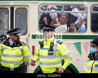 Estinzione attivisti della ribellione Londra 31 agosto 2021. I manifestanti bloccano London Bridge con un autobus come parte del continuo XR, proteste a Londra, mentre gli ufficiali di polizia sorvegliano l'autobus con i dimostranti a bordo Foto Stock