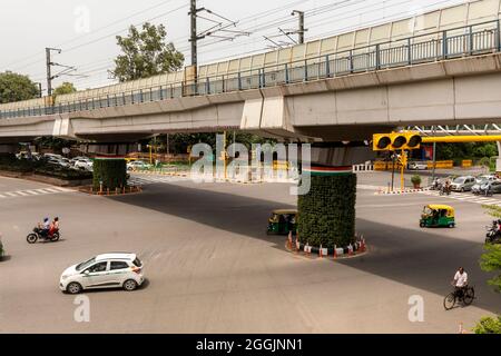 Vista della linea della metropolitana di Delhi che attraversa una strada trafficata. Foto Stock