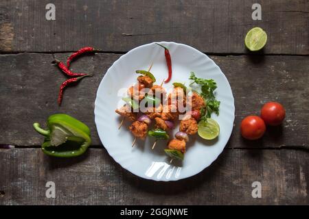 Kebab o pezzi di pezzi di carne alla griglia e verdure su un piatto con l'uso di fuoco selettivo Foto Stock