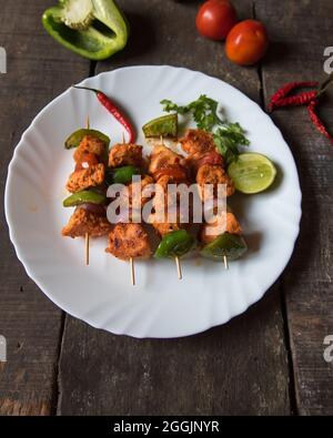 Kebab o doner di pollo grigliati con verdure saltate in un piatto bianco. Primo piano. Foto Stock