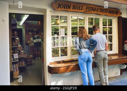 John Bull Fudge & Toffee Makers, The Shambles, York, Yorkshire, Inghilterra, REGNO UNITO. Circa anni '80 Foto Stock