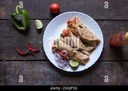 Pronto a mangiare Burrito o tortilla involtini di carne serviti. Vista dall'alto. È anche noto come involtini di pollo nel subcontinente indiano. Foto Stock