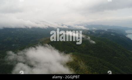 Splendida vista sulle nuvole delle montagne del Mar Nero Foto Stock