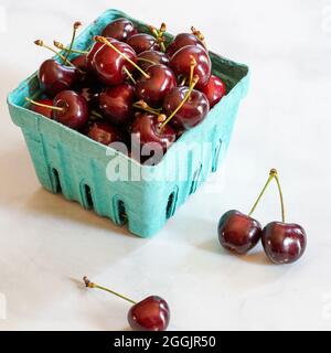Ciliegie rosse in una scatola Foto Stock