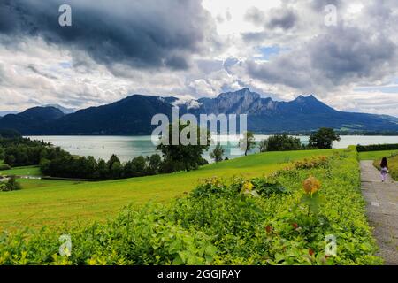 Lago Mondsee sulle montagne in Austria Foto Stock