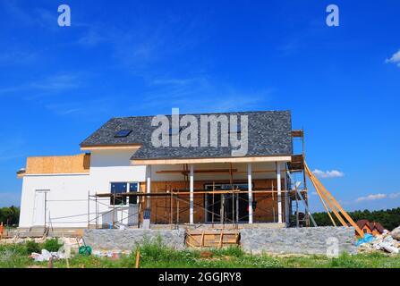 Asfalto Shingles Roofing costruzione. Costruzione di una casa con tetto di scandole in asfalto, lucernari, patio terrazza. Lucernario sottotetto. Foto Stock