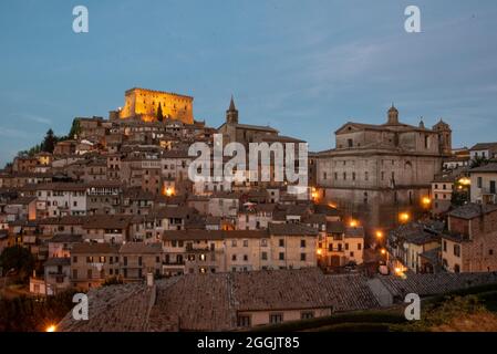 Panorama di Soriano nel Cimino con Rocca e chiesa di Sant'Eufizio e cattedrale Foto Stock