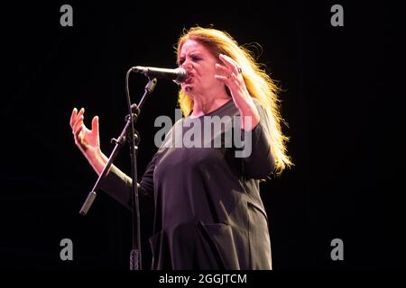 La cantante italiana Nada Malanima si esibisce dal vivo a Livorno. Foto Stock