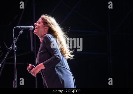 La cantante italiana Nada Malanima si esibisce dal vivo a Livorno. Foto Stock