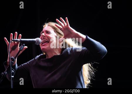 La cantante italiana Nada Malanima si esibisce dal vivo a Livorno. Foto Stock