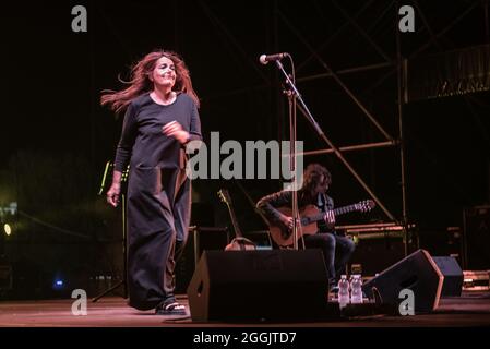 La cantante italiana Nada Malanima si esibisce dal vivo a Livorno. Foto Stock