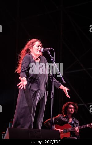 La cantante italiana Nada Malanima si esibisce dal vivo a Livorno. Foto Stock