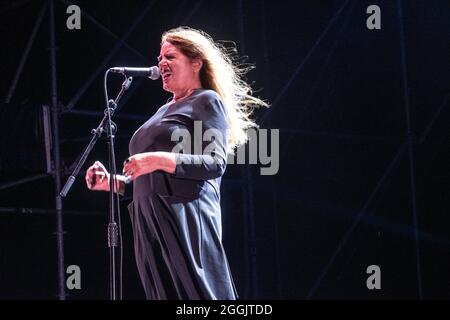 La cantante italiana Nada Malanima si esibisce dal vivo a Livorno. Foto Stock