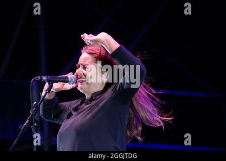 La cantante italiana Nada Malanima si esibisce dal vivo a Livorno. Foto Stock