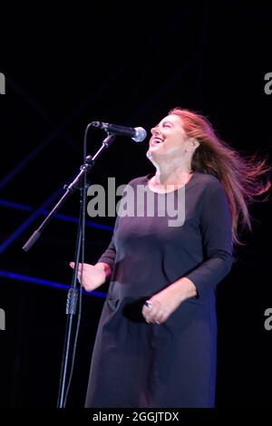 La cantante italiana Nada Malanima si esibisce dal vivo a Livorno. Foto Stock