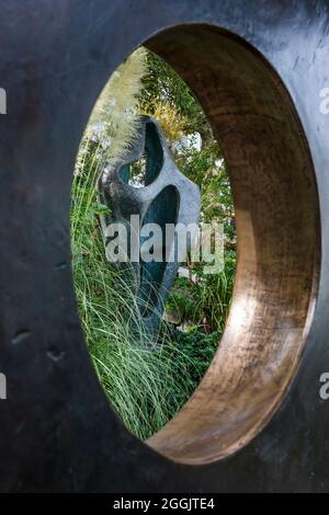 Figura per il paesaggio (1959–60), barlata attraverso quattro quadrati (passeggiata attraverso) (1966): Barbara Hepworth Sculpture Garden, St Ives, Cornovaglia, Regno Unito Foto Stock