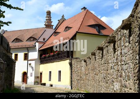 Mura della città vecchia ed edifici storici in una calda giornata estiva a Bautzen Foto Stock