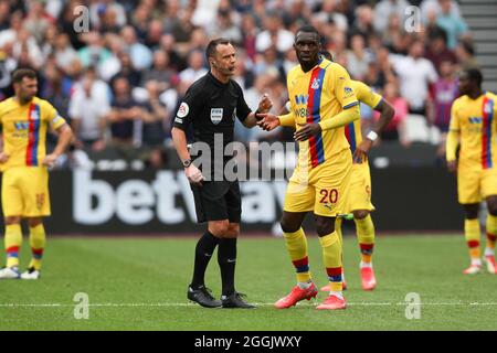 Londra, Regno Unito. 31 ago 2021. Londra, Regno Unito. 29 agosto 2021. Christian Benteke di Crystal Palace è parlato con l'arbitro Stuart Attwell durante la partita della Premier League tra West Ham United e Crystal Palace al London Stadium, Queen Elizabeth Olympic Park, Londra, Inghilterra, il 28 agosto 2021. Foto di Ken Sparks. Solo per uso editoriale, licenza richiesta per uso commerciale. Nessun utilizzo nelle scommesse, nei giochi o nelle pubblicazioni di un singolo club/campionato/giocatore. Credit: UK Sports Pics Ltd/Alamy Live News Foto Stock