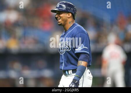 San Pietroburgo, Florida. USA; un'elata Tampa Bay raggi shortstop vagare Franco (5) si dirige verso il dugout come egli estende la sua on-base streak fino a 31 giochi dopo Foto Stock