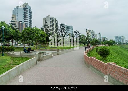 LIMA, PERÙ - 4 GIUGNO 2015: La gente gode di un parco nel distretto di Miraflores di Lima, Perù. Foto Stock