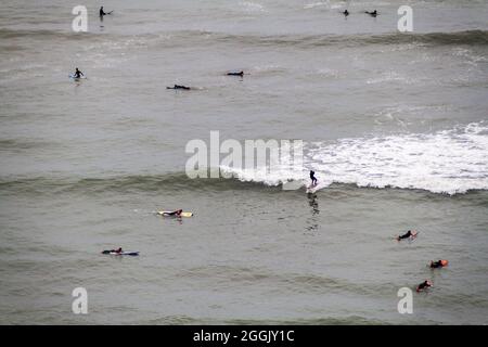 LIMA, PERÙ - 4 GIUGNO 2015: La gente naviga sulle onde di un oceano. Miraflores distretto di Lima, Perù. Foto Stock