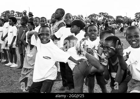 JOHANNESBURG, SUDAFRICA - 12 agosto 2021: I bambini africani che svolgono attività di calcio nel campo scolastico di Johannesburg, Sudafrica Foto Stock