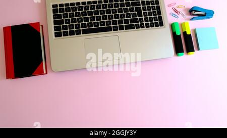 Elegante spazio di lavoro con computer portatile, smartphone e moderni accessori per l'ufficio Foto Stock