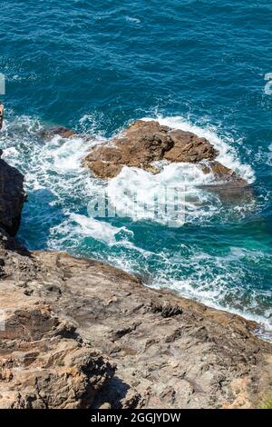 Colpo verticale di un mare roccioso Foto Stock