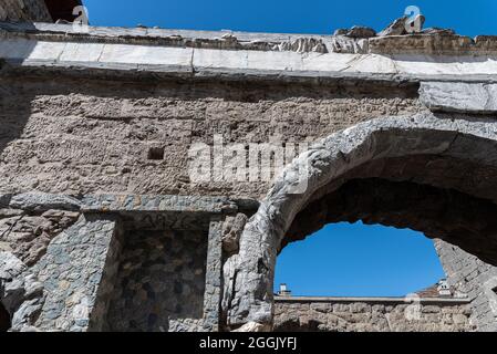 La porta Pretoria o porta pretoriana (in latino porta Prætoria, in francese, Porte (s) prétorienne (s)) è la porta orientale della città romana di ago Foto Stock