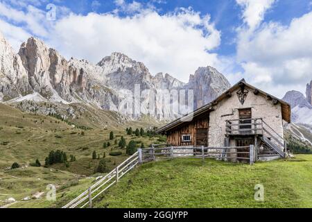 Capanna di montagna di fronte alle vette di Geisler Foto Stock