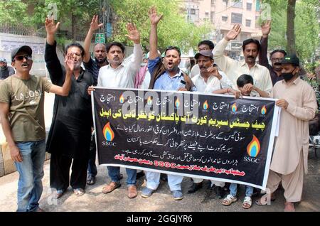 I dipendenti licenziati della sui Southern gas Company (SSGC) stanno tenendo una manifestazione di protesta contro la disoccupazione e l'escursionismo dei prezzi, presso il press club di Hyderabad mercoledì 01 settembre 2021.